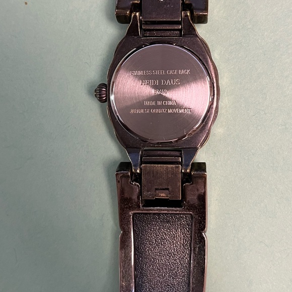☆ Heidi Daus Vintage Women's Crystal Watch - Picture 11 of 15